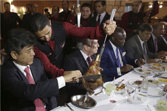미셰우 테메르 브라질 대통령이 불량 육류 유통 파동을 돌파하고자 각국 외교관들을 초청해 브라질산 고기를 대접하는 만찬을 마련했다. (사진출처=AP연합)