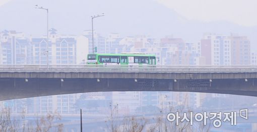 [포토]회색도시 속 초록버스