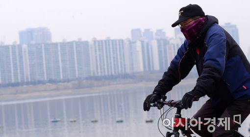 [포토]'미세먼지를 헤치고'
