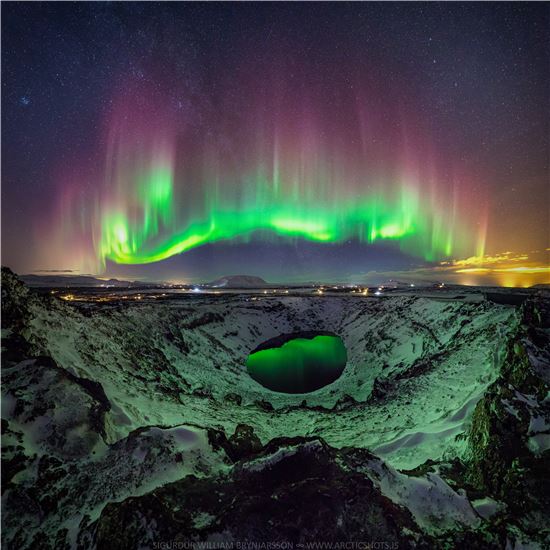 ▲아이슬란드 밤하늘에 오로라가 펼쳐지고 있다.[사진제공=Brynjarsson/NASA]