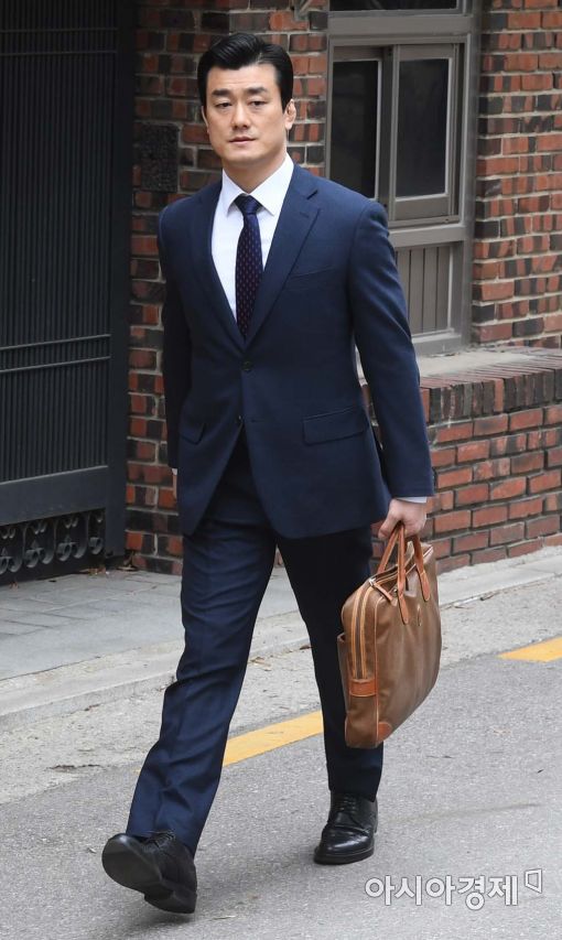 [포토]박근혜 자택에서 나오는 이영선 