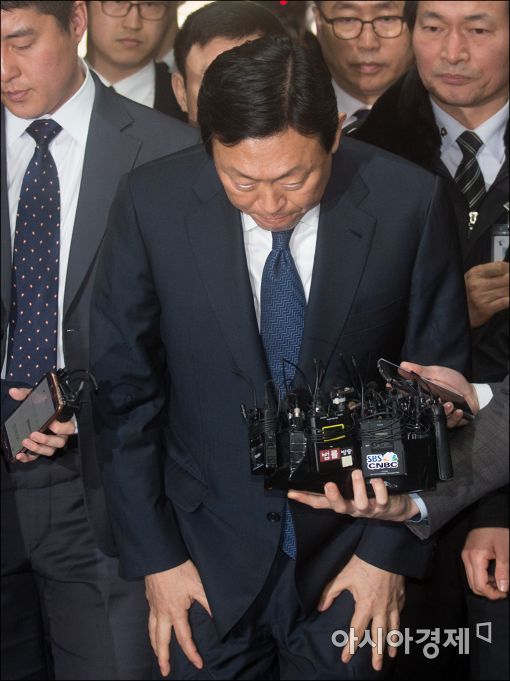 [포토]고개숙인 신동빈 롯데회장