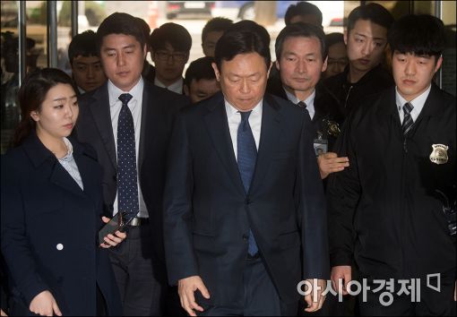 [포토]신동빈 롯데회장, 법원 출석