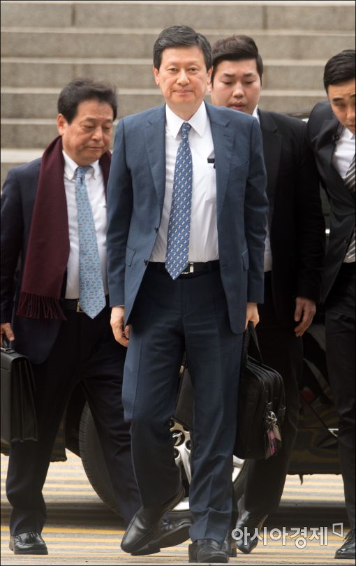 [포토]법정 향하는 신동주 전 롯데홀딩스 부회장