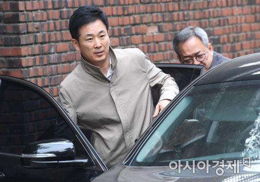 [포토]朴 전 대통령 자택 나선 변호인단 