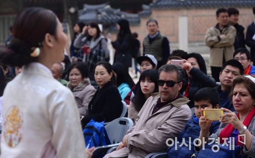 [포토]우리 가락에 심취한 관광객들