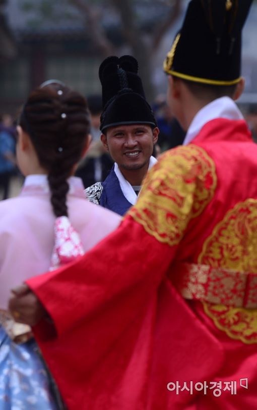 [포토]'한복 입고 흐뭇'