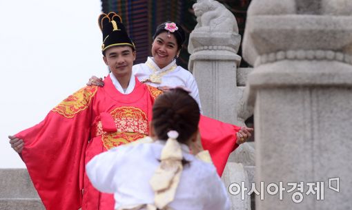 [포토]'한복 입고 한국 기억해요'