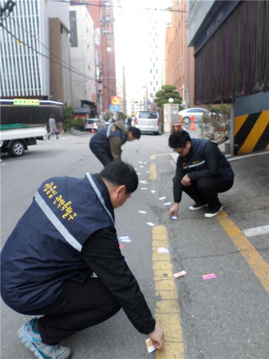 관악구, 불법 명함형 전단 광고물 뿌리 뽑는다