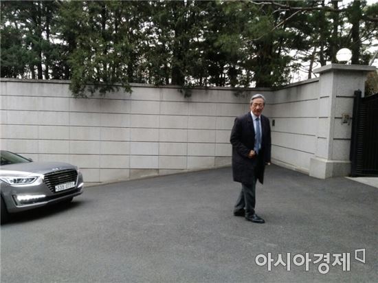 정주영 명예회장의 6남인 정몽준 전 새누리당 의원이 서울 한남동 자택앞에 도착했다(사진=이정민기자)
