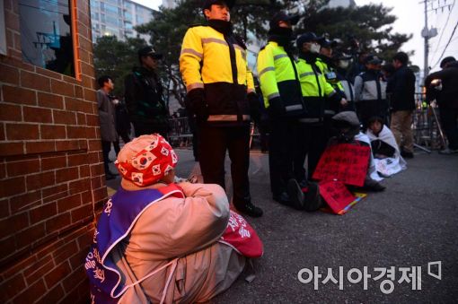 [포토]박근혜 자택 앞에 주저앉은 지지자들 