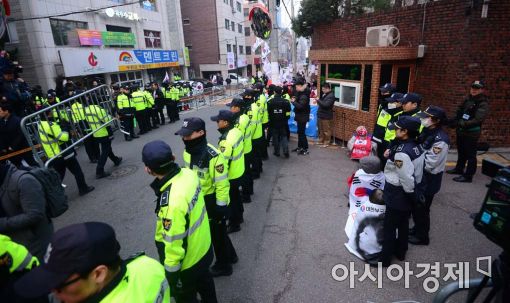 [포토]경비 삼엄한 박근혜 자택 앞 