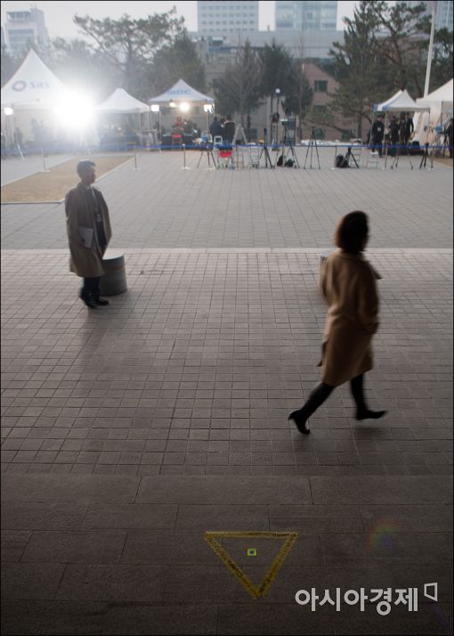 [포토]박 前 대통령 기다리는 포토라인