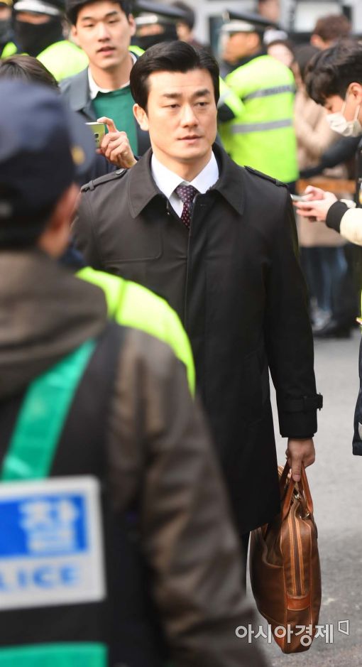 [포토]박근혜 자택으로 들어가는 이영선 경호관 