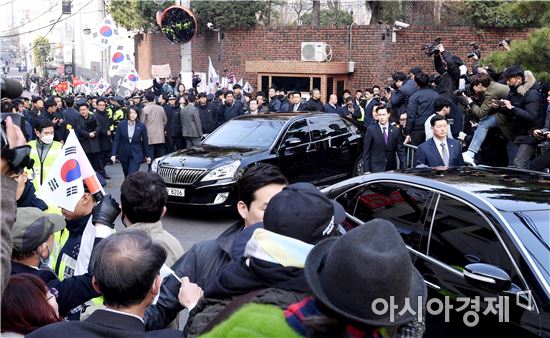 [포토]중앙지검으로 향하는 박근혜 전 대통령