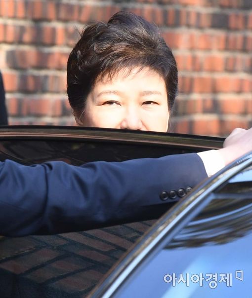 21일 오전 검찰에 출석하기 위해 자택을 나서 차량에 탑승하는 박근혜 전 대통령