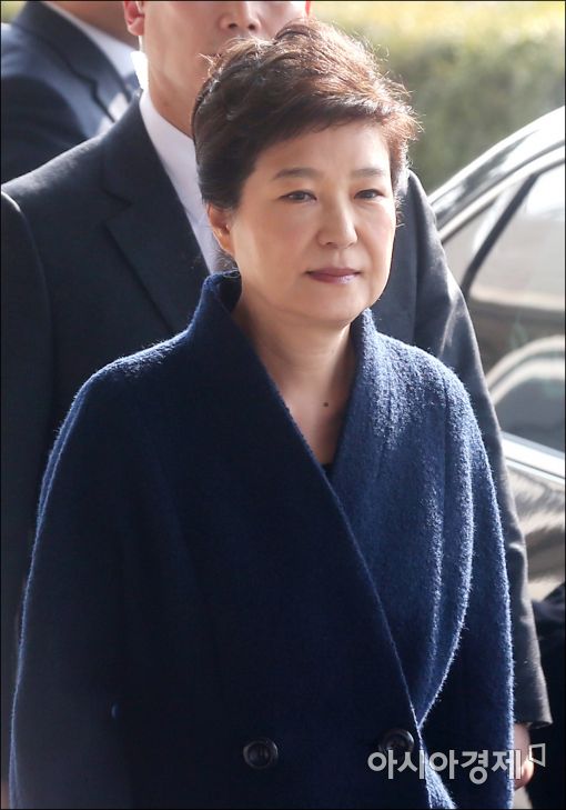 [포토]검찰 들어서는 박근혜 전 대통령