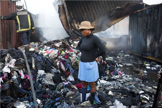 [포토]아이티 화재…실의에 빠진 상인
