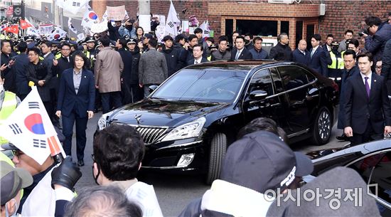 [포토]자택에서 출발하는 박근혜 전 대통령 차량
