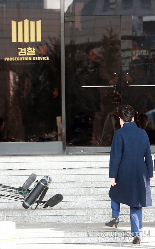 [포토]朴 전 대통령의 씁쓸한 뒷모습