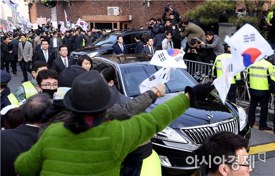 [포토]검찰 출석하는 박근혜 향해 태극기 흔드는 지지자