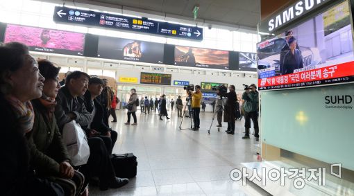 [포토]박 前 대통령에 쏠린 관심
