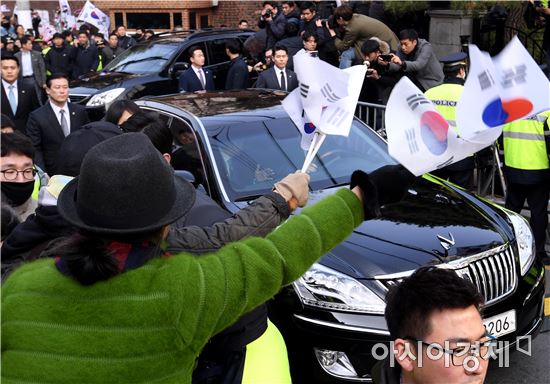 [포토]태극기 흔드는 박근혜 전 대통령 지지자들