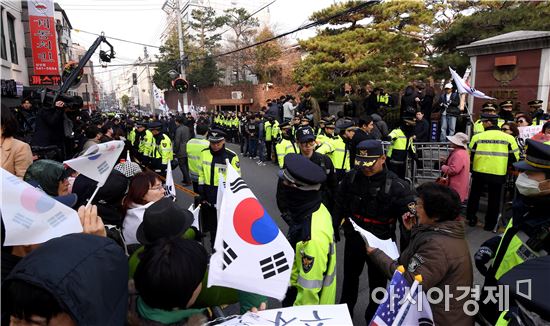 [포토]박근혜 전 대통령 자택 앞에 몰린 인파