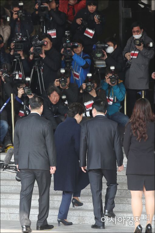 [포토]검찰 도착한 朴 전 대통령