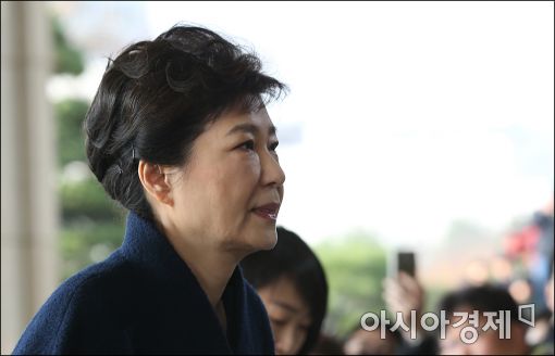[포토]검찰청사 들어가는 朴 전 대통령