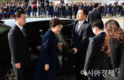 [포토]검찰 도착하면서 웃는 朴 전 대통령
