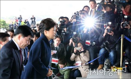 [포토]검찰청사 들어가는 박근혜 전 대통령
