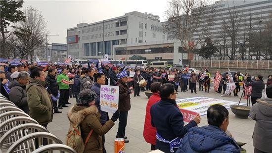 수원 군공항 이전에 반대하는 화성시민들이 서울 국방부청사 앞 광장에서 반대집회를 하고 있다.