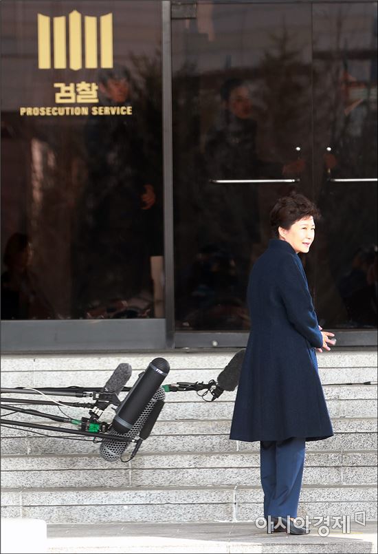 박근혜 전 대통령이 21일 오전 서울중앙지검에 출석하고 있다.