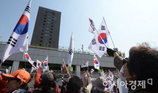 [포토]서울중앙지검 향한 함성
