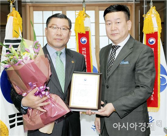 광주광역시의회는 이은방 의장(왼쪽)이 ‘자랑스런 청렴한국인 대상’의 영예를 안았다.
