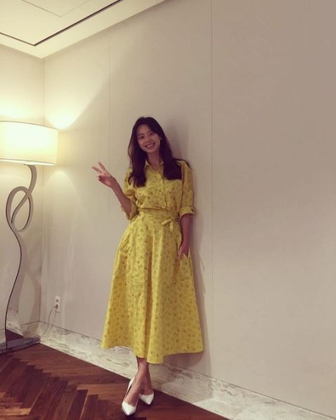 배우 박수진이 노란색 드레스를 입고 미소를 짓고 있다/ 사진=박수진 인스타그램