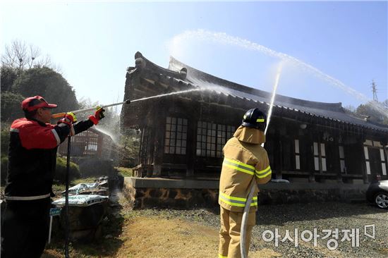[포토]광주 북구, 문화재 화재대응 훈련 실시