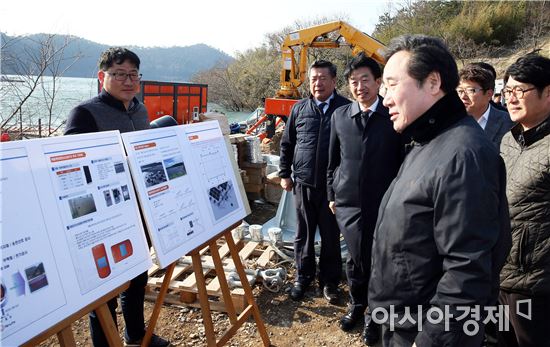 이낙연 전남지사는 21일 오후 함평대동제 일원에 조성 중인 수상태양광발전시설 현장을 시찰했다. 조성 중인 수상태양광발전시설은 세계최초 워터펌프 수직강관과 가변형 태양전지판 시공으로 효율을 극대화했다. 사진제공=전남도