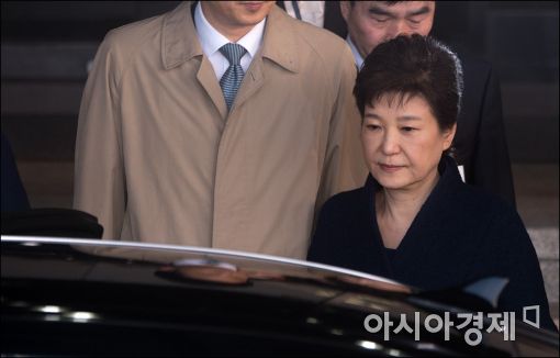 [포토]박근혜, 검찰 조사 21시간 만에 귀가
