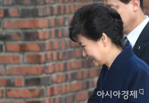 [정치, 그날엔…] 朴대통령 '방패 교체', 40일 만에 옷 벗은 靑 민정수석