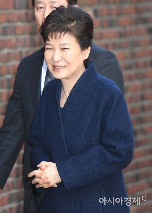 [포토]지지자들 향해 웃는 박근혜 전 대통령 