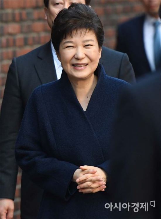 22일 오전 검찰 조사를 마치고 서울 삼성동 자택으로 귀가한 박근혜 전 대통령이 지지자들을 향해 웃고 있다.