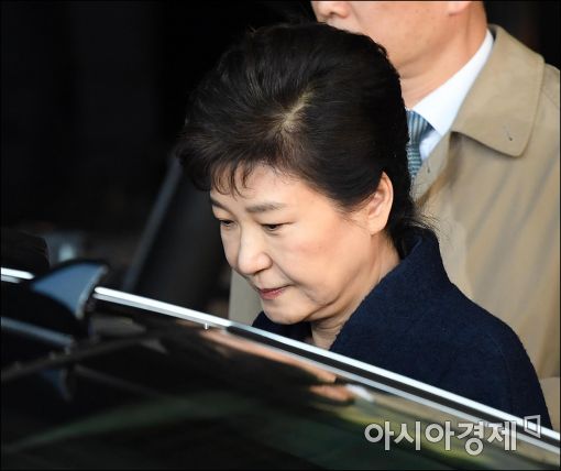박근혜 전 대통령이 22일 오전 검찰 조사를 마치고 귀가하기 위해 차에 탑승하는 모습.