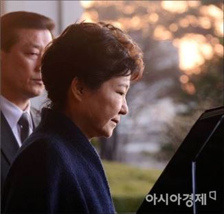 박근혜 전 대통령이 22일 오전 검찰 조사를 마치고 귀가하기 위해 차에 탑승하는 모습.