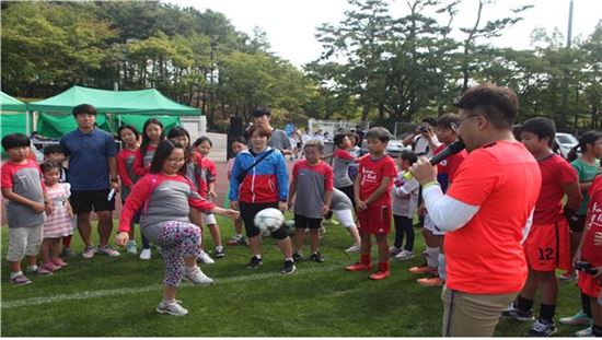 경기도가 취약계층 자녀들을 대상으로 운영하는 '꿈나무스포츠학교'에 참여한 어린이들이 즐거운 시간을 보내고 있다.  