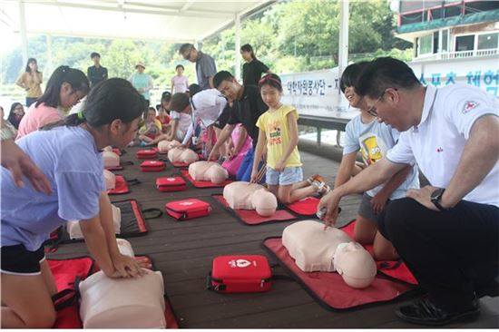 경기도 대학생자원봉사단원들이 청소년들을 대상으로 심폐소생술 교육을 진행하고 있다. 