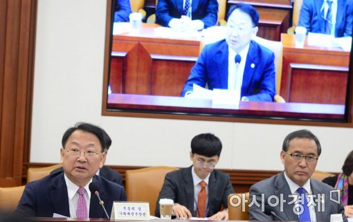 [포토]모두발언하는 유일호 부총리