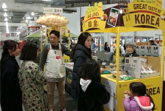 CJ제일제당이 일본 관서지역에 위치한 코스트코 아마가사키점에서 ‘비비고 왕교자’ 로드쇼를 진행하고 있다. 현장 판매직원들이 소비자들에게 비비고 왕교자를 소개하고 제품 시식을 안내하고 있다.