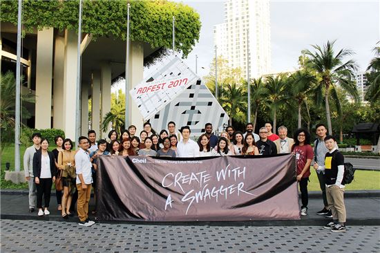 제일기획이 20~22일 태국 파타야에서 주최한 '영 로터스 워크숍' 참가자들과 제일기획 웨인 초이 전무(가운데) 등 관계자들이 기념 사진촬영을 하고 있다.(제일기획 제공)